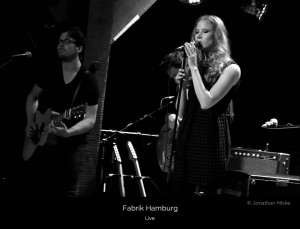 Ivy Flindt on stage at Fabrik, Hamburg. Cate Martin sings, Micha Holland plays the guitar.